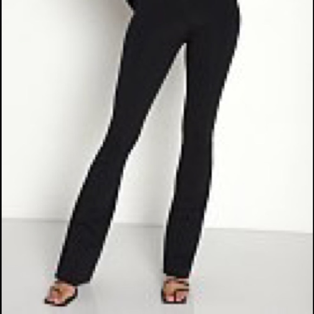 Commando NWT
Neoprene Flare Legging Black
$158
COLOR:Black  XS